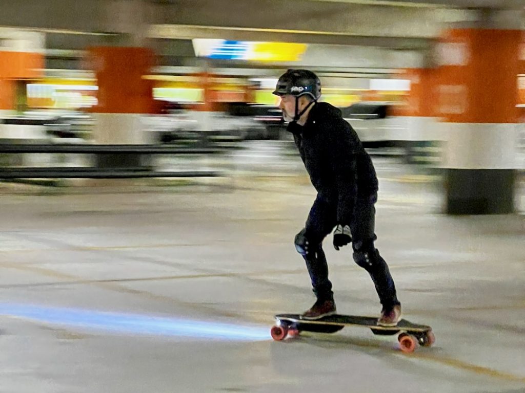 Skate Electrico en parking